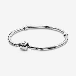 Bracelet à chaîne serpentine Pandora Moments offers at $56 in Pandora